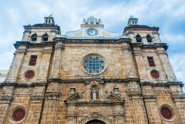 Kolombiya 'nın mavi gökyüzü ile çevrili Cartagena şehrindeki San Pedro Claver Katedrali ya da kilise manzarası.