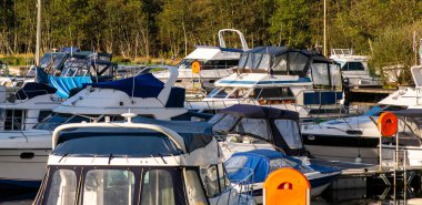 Dinlenmiş tekne ve yatlar, enerji inişi, pil çıkarma, iskelede dinlenme.