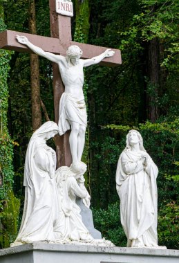 Cratloe, İrlanda 'daki dini Katolik kompleksi, anıtlar. Yol kayadaki bir mağarayla bitti..