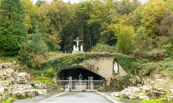 爱尔兰奎洛尔的天主教宗教建筑 纪念碑 路的尽头是岩石上的一个洞穴 — 图库照片