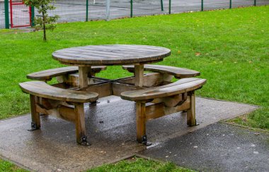 Birçok farklı renk (kırmızı, mavi, yeşil, sarı, metal) parkta romantik dinlenme için boş ahşap banklar, İrlanda, Avrupa