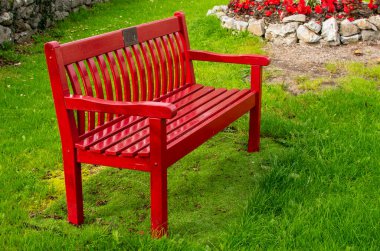Birçok farklı renk (kırmızı, mavi, yeşil, sarı, metal) parkta romantik dinlenme için boş ahşap banklar, İrlanda, Avrupa