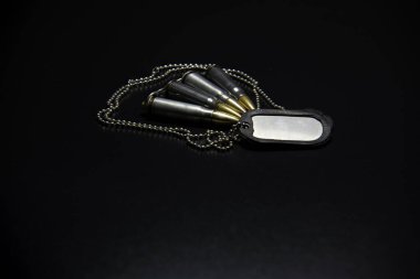 Kurşun, refleksle siyah arka planda izole edilmiş. Tüfek mermileri siyah sırtında.