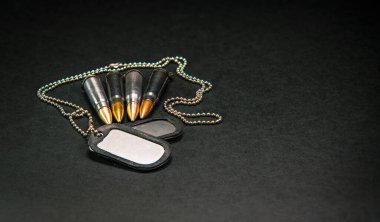 Kurşun, refleksle siyah arka planda izole edilmiş. Tüfek mermileri siyah sırtında.