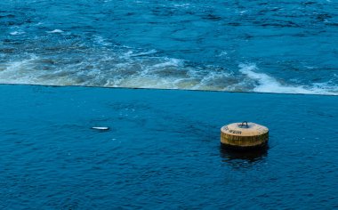 Limerick İrlanda 'daki Shannon Nehri' nde çağlayan sular.