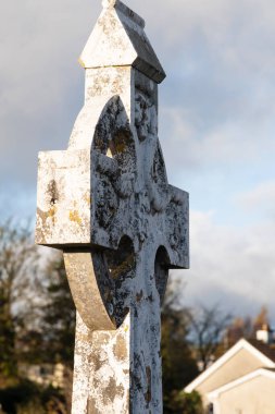 İrlanda 'daki mezarlıklara asılmış Kelt haçları