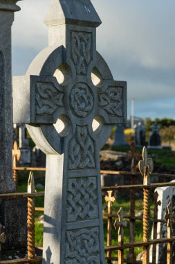İrlanda 'daki mezarlıklara asılmış Kelt haçları