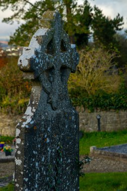 İrlanda 'daki mezarlıklara asılmış Kelt haçları