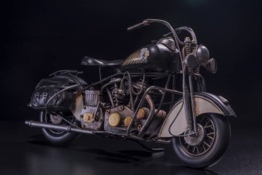 Metal Motorsiklet Modeli, eski bir sürümünde motosiklet replikası