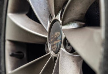 Spor arabalar ve yolcular için gri gümüş parçalar