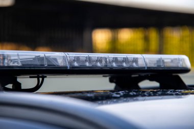 Güvenlik için araba, kontrol için siyah ve mavi ve sarı araba.