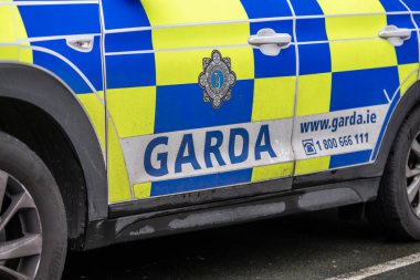 İrlanda 'da polis amblemi, bina, araba ve sokak feneri amblemi, Limerick, İrlanda, 07.02.2022