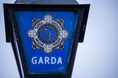 İrlanda 'da polis amblemi, bina, araba ve sokak feneri amblemi, Limerick, İrlanda, 07.02.2022