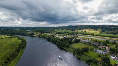 O 'Briens Köprüsü Köyü ve göl bölgesi, O' Briens Köprüsü, İrlanda 02.07, 2022