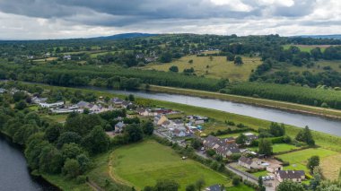 O 'Briens Köprüsü Köyü ve göl bölgesi, O' Briens Köprüsü, İrlanda 02.07, 2022