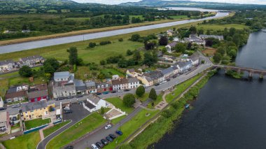 O 'Briens Köprüsü Köyü ve göl bölgesi, O' Briens Köprüsü, İrlanda 02.07, 2022