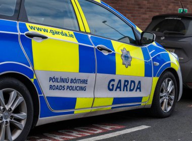 İrlanda 'da polis amblemi, bina, araba ve sokak feneri amblemi, Limerick, İrlanda, 26,02,2022