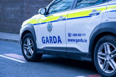 İrlanda 'da polis amblemi, bina, araba ve sokak feneri amblemi, Limerick, İrlanda, 26,02,2022
