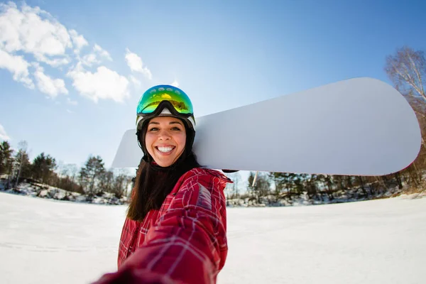 Schöne junge Frau mit dem Snowboard macht Selfie — Stockfoto