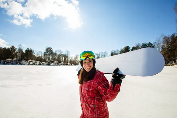 Close-up portret van mooie jonge vrouw met het snowboard — Stockfoto