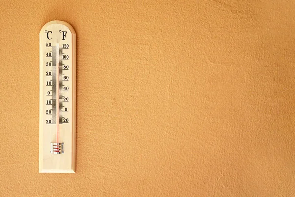 Thermometer Zeigt Hohe Sommertemperaturen — Stockfoto