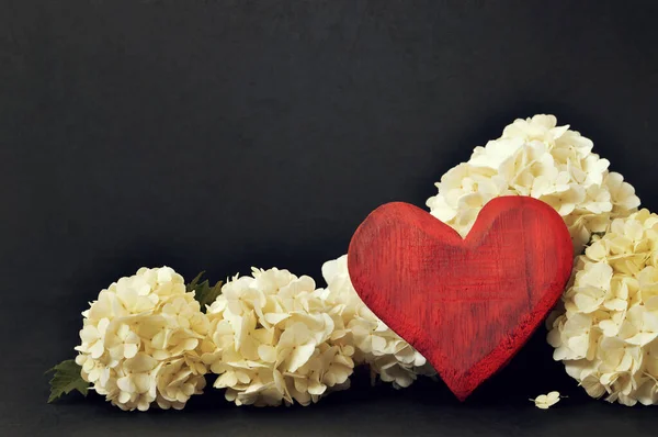 Красный Деревянный Украшение Сердца Белый Снежок Цветы Черном Фоне Копировальным — стоковое фото