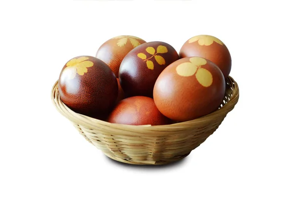Beyaz Arka Planda Soğan Kabuğuyla Doğal Boyanmış Yumurtalar Içeren Paskalya — Stok fotoğraf