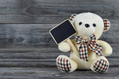 Tahta arka planda oyuncak oyuncak gibi