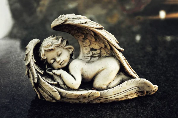 Mezarda bir melek heykeli