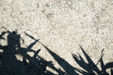 Kopya alanı olan çimento arkaplanındaki gölgeleri yap