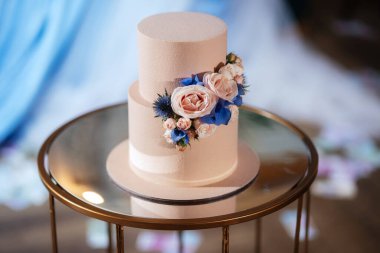 Yeni evlilerin düğününde düğün pastası.