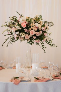 Doğal çiçekler ve yeşil elementlerden yapılmış zarif düğün süsleri.