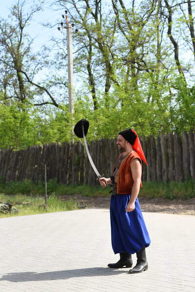 Запорожские казаки из Запорожской армии в национальных костюмах на лошадях