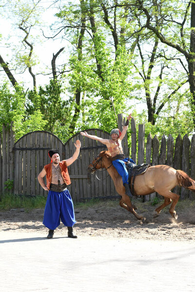 Запорожские казаки из Запорожской армии в национальных костюмах на лошадях