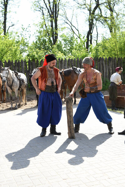 Запорожские казаки из Запорожской армии в национальных костюмах на лошадях