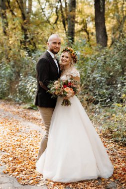 Gelin ve damadın yürüyüşü Ekimde sonbahar ormanında