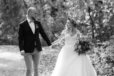 Gelin ve damadın yürüyüşü Ekimde sonbahar ormanında