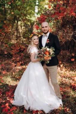 Gelin ve damadın yürüyüşü Ekimde sonbahar ormanında