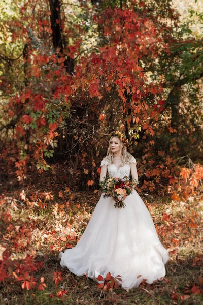 Blondýny Dívka Svatebních Šatech Podzimním Lese Pozadí Divokých Červených Hroznů — Stock fotografie