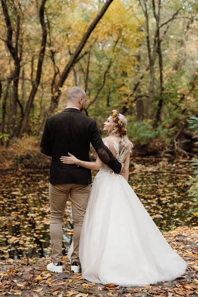 Wandeling Van Bruid Bruidegom Door Het Herfstbos Oktober — Stockfoto