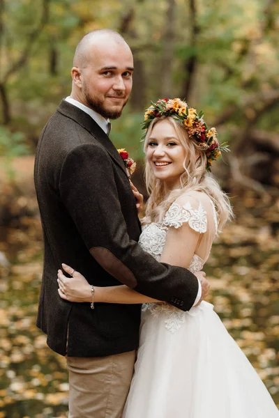 10月新娘和新郎走过秋天的森林 — 图库照片