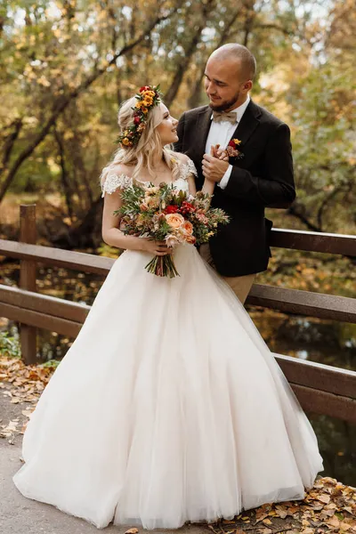 Walk Bride Groom Autumn Forest October — Stock Photo, Image