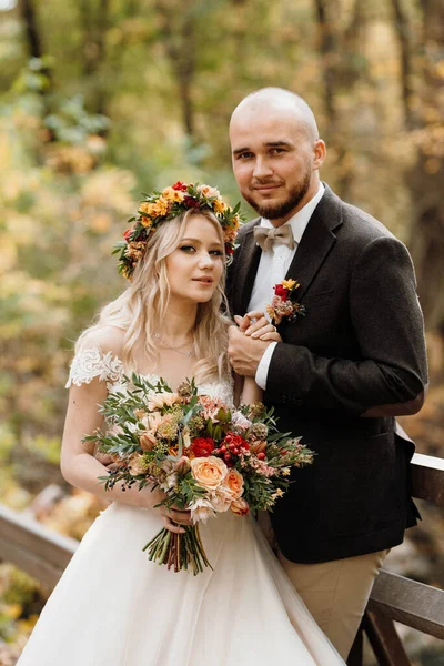 Walk Bride Groom Autumn Forest October — Stock Photo, Image