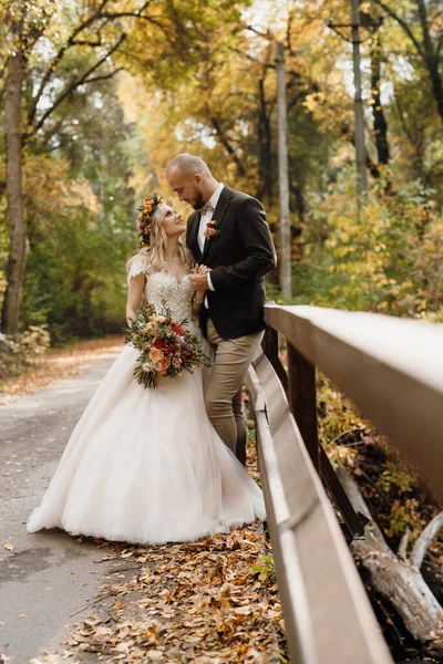 Walk Bride Groom Autumn Forest October — Stock Photo, Image