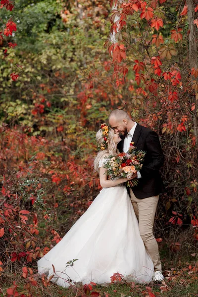 Procházka Nevěsty Ženicha Podzimním Lesem Říjnu — Stock fotografie