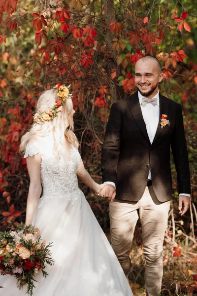 Walk Bride Groom Autumn Forest October — Stock Photo, Image