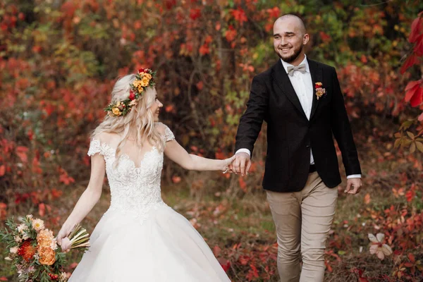 Passeggiata Degli Sposi Attraverso Foresta Autunnale Nel Mese Ottobre — Foto Stock