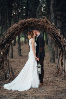 Gelin ve damadın yürüyüşü Ekimde sonbahar ormanında