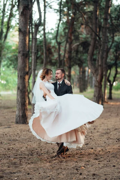 Caminhada Noiva Noivo Através Floresta Outono Outubro — Fotografia de Stock