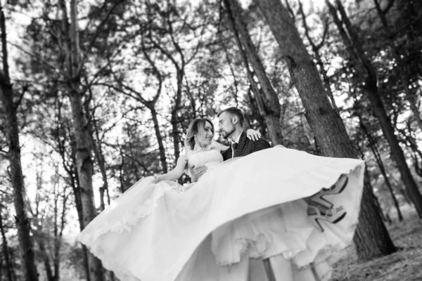 Девушка Свадебном Платье Осеннем Лесу Фоне Диких Деревьев — стоковое фото